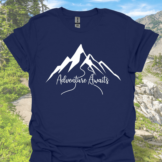 T-Shirt Navy / S Adventure Awaits – Mountain Graphic T-Shirt