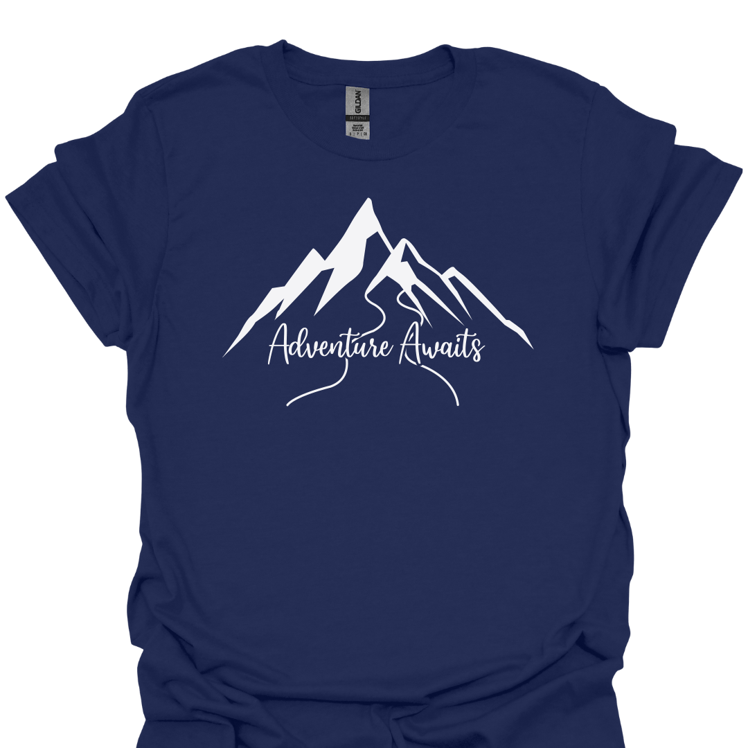 T-Shirt Navy / S Adventure Awaits – Mountain Graphic T-Shirt