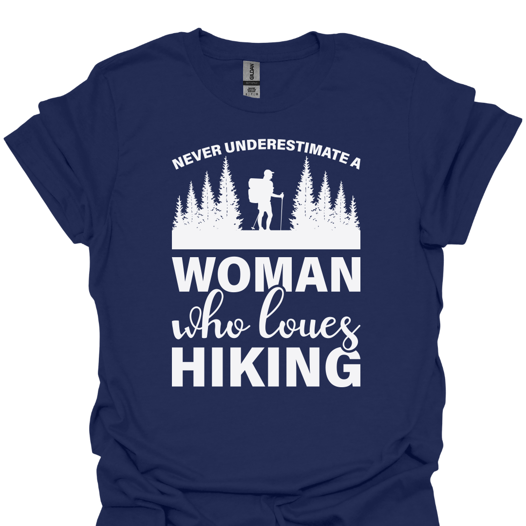 T-Shirt Navy / XS Never Underestimate a Woman Who Loves Hiking – Strong & Adventurous T-Shirt